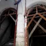 Accediamo al vano scala dove gli archi sono anch�essi sostenuti da puntellature...